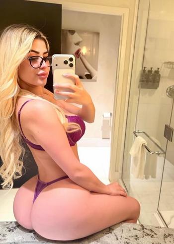 Ellie, 49  female escort, Carbondale